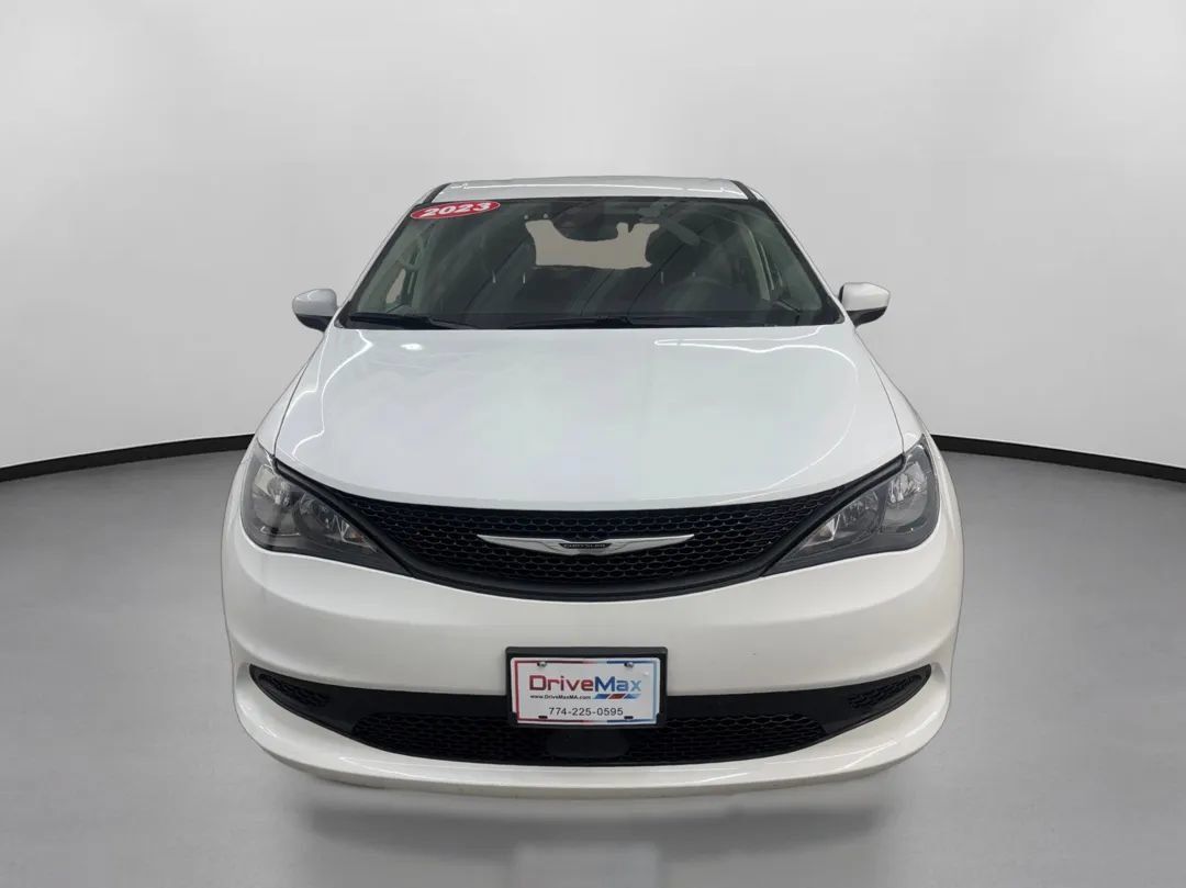 Used 2023 Chrysler Voyager LX FWD image 2