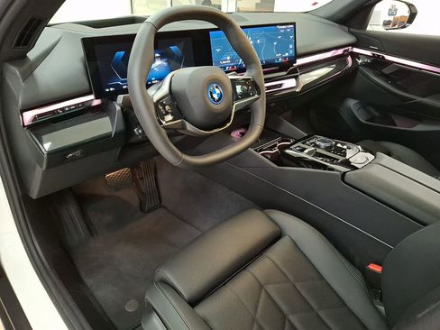 Used 2025 BMW i5 xDrive40 w/ Premium Package AWD/4WD image 10