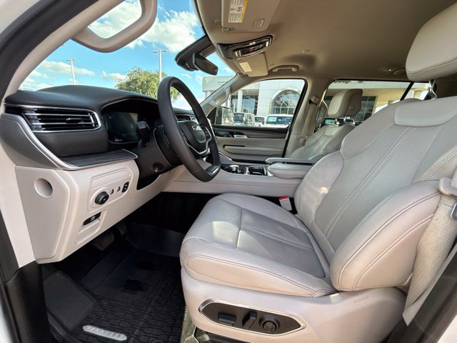 Used 2024 Jeep Wagoneer L Series II w/ Flexible Seating Group RWD image 9