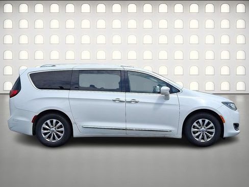 Used 2018 Chrysler Pacifica Touring-L FWD image 8