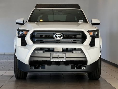 Certified 2025 Toyota Tacoma SR5 AWD/4WD image 3