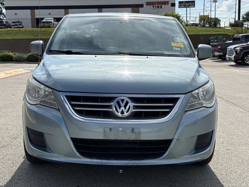 Used 2010 Volkswagen Routan SE FWD image 2