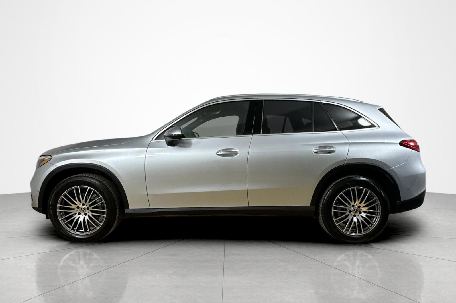 Used 2026 Mercedes-Benz GLC 300 image 2