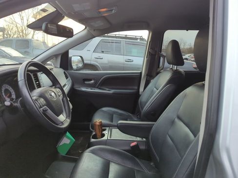 Used 2020 Toyota Sienna SE image 6