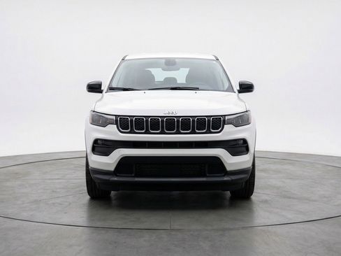 Used 2025 Jeep Compass Latitude AWD/4WD image 2