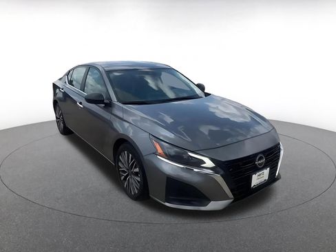 Used 2025 Nissan Altima 2.5 SV image 3