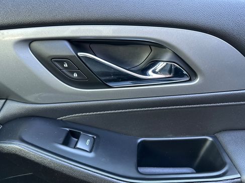 Used 2023 Chevrolet Traverse LT image 23