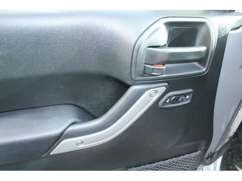 Used 2018 Jeep Wrangler Sahara w/ Connectivity Group image 17