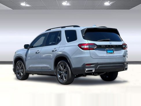 Used 2025 Honda Pilot Sport image 3