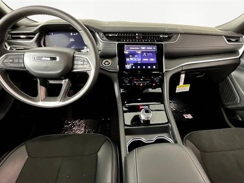 New 2025 Jeep Grand Cherokee Altitude image 6