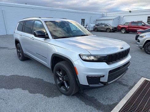 Used 2025 Jeep Grand Cherokee L Limited w/ Black Appearance Package image 4