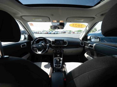 Used 2025 Hyundai Venue SEL FWD image 19