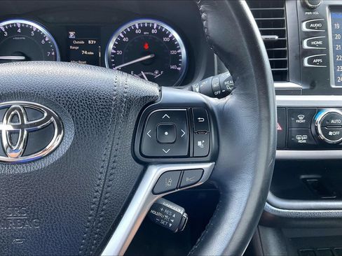 Used 2018 Toyota Highlander SE FWD image 12
