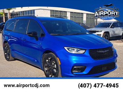 New 2026 Chrysler Pacifica Select w/ S Appearance Package