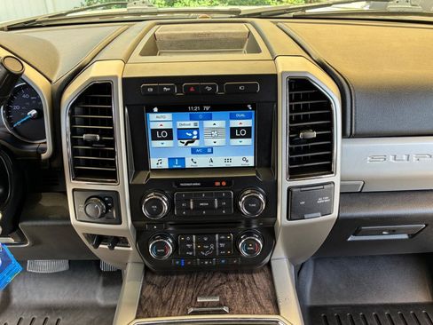Used 2018 Ford F250 Lariat w/ Lariat Value Package AWD/4WD image 26