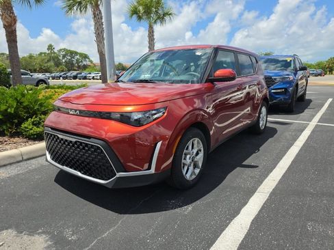 Certified 2023 Kia Soul LX w/ LX Technology Package FWD image 5