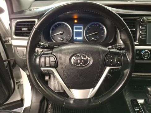 Used 2019 Toyota Highlander XLE image 17