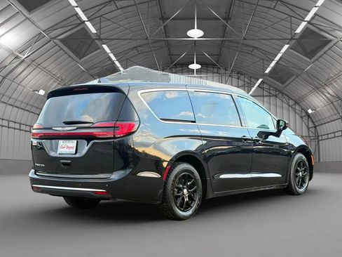 Used 2023 Chrysler Pacifica Touring-L FWD image 7