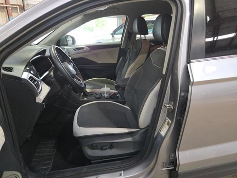 Used 2025 Volkswagen Taos SE AWD/4WD image 3