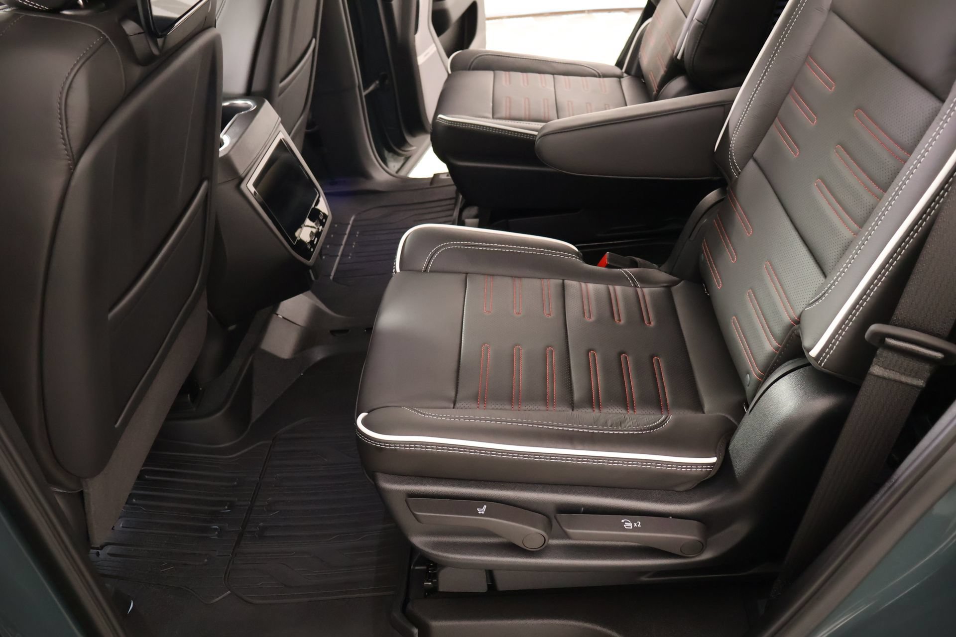 Used 2026 GMC Yukon AT4 Ultimate w/ LPO, Floor Liner Package AWD/4WD image 12