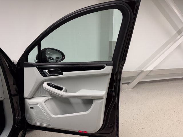 Certified 2026 Porsche Macan Turbo AWD/4WD image 37
