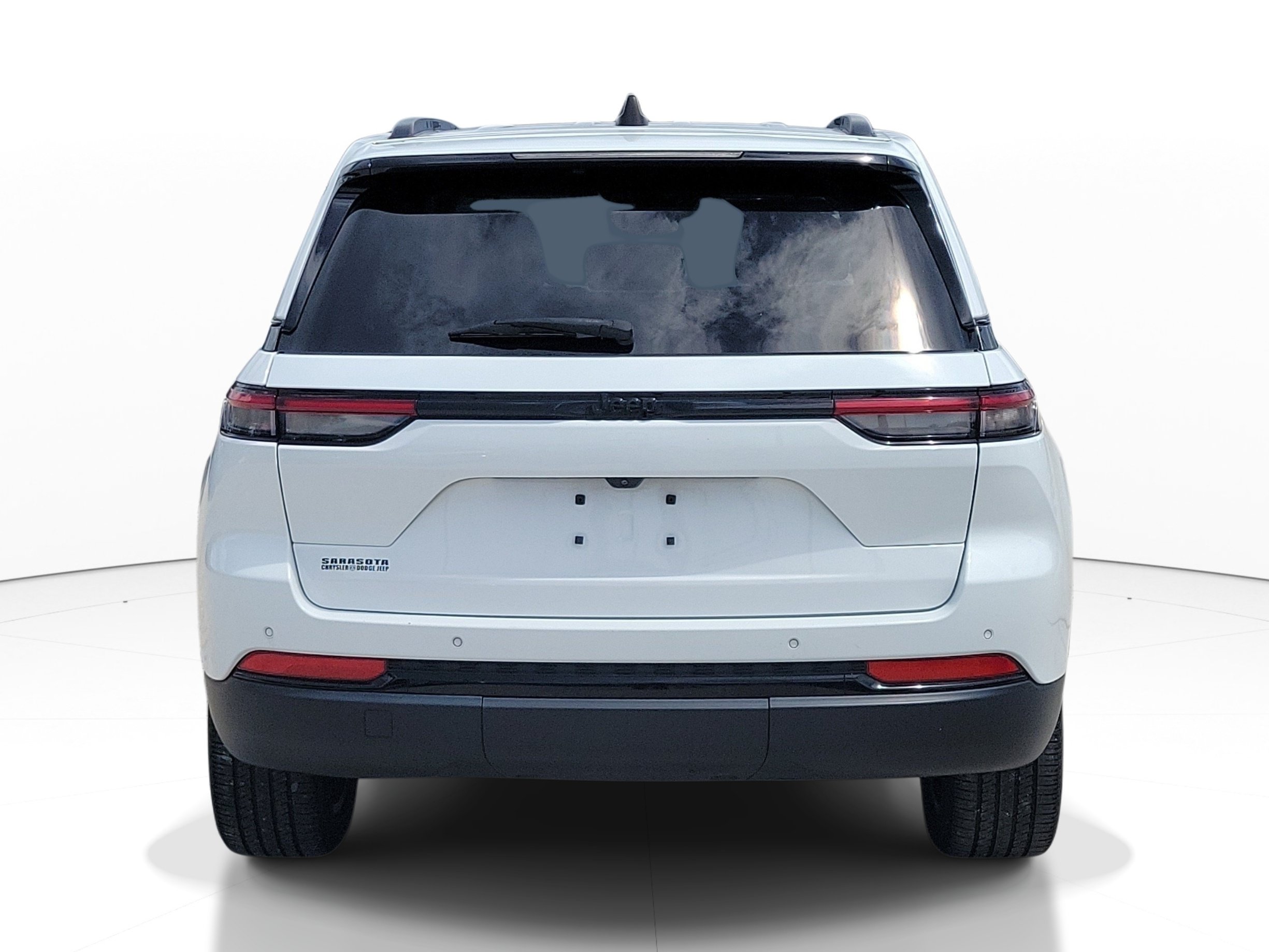 Used 2024 Jeep Grand Cherokee Altitude RWD image 5