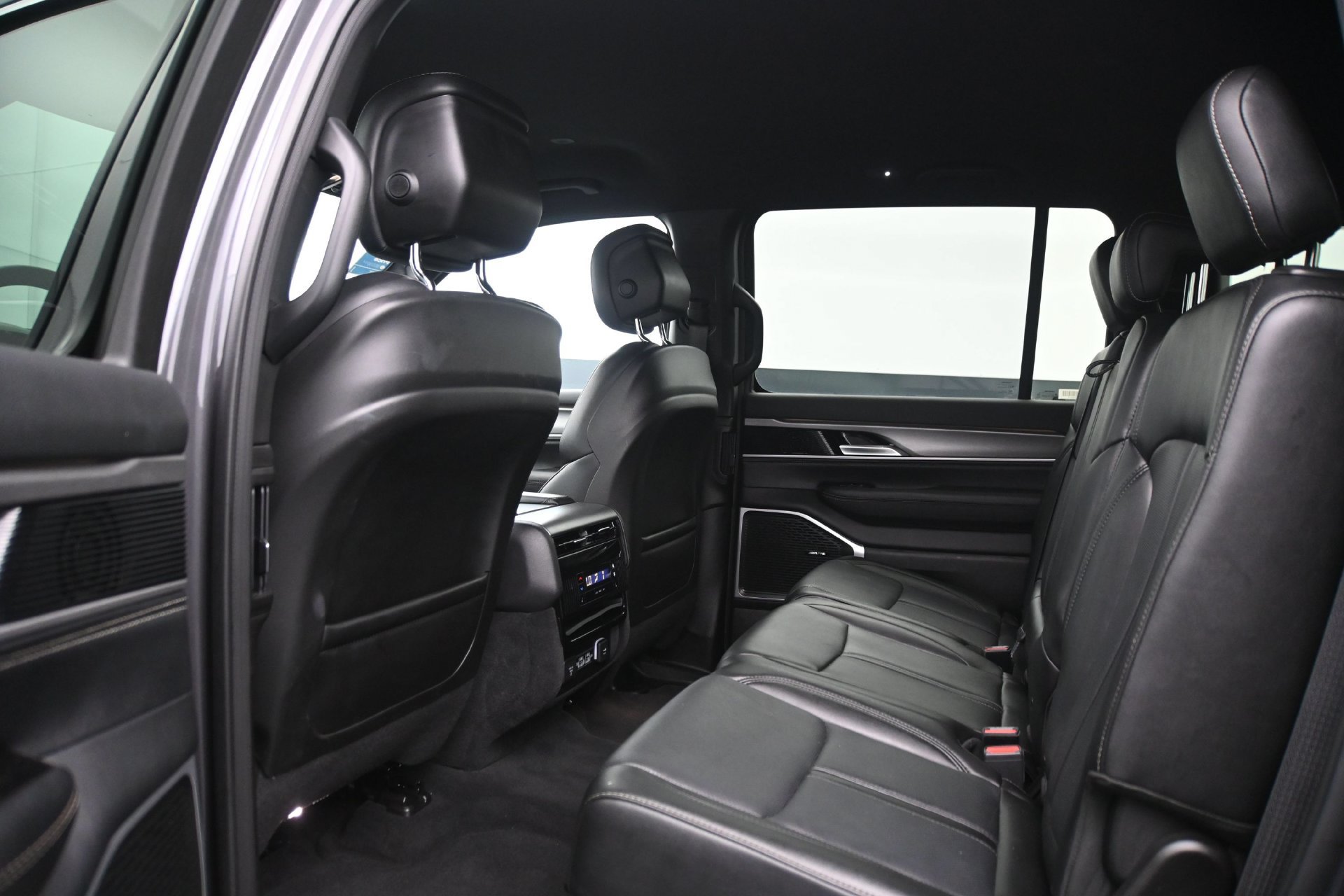Used 2025 Jeep Wagoneer L Series II w/ 8-pass Seating Package AWD/4WD image 21
