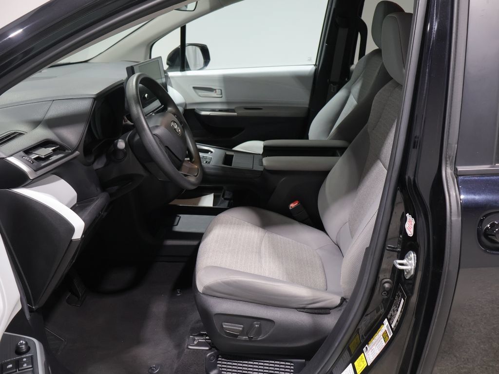 Used 2025 Toyota Sienna LE FWD image 9