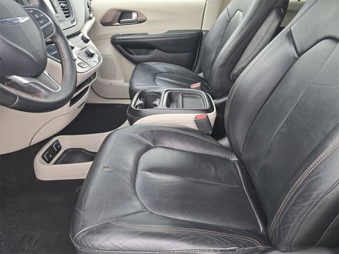 Used 2017 Chrysler Pacifica Touring-L image 15