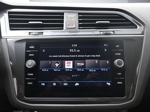 Used 2018 Volkswagen Tiguan SE FWD image 11