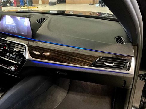 Used 2019 BMW 530e w/ M Sport Package RWD image 17