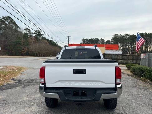 Used 2017 Toyota Tacoma TRD Off-Road image 6