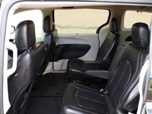 Used 2018 Chrysler Pacifica Touring-L image 20