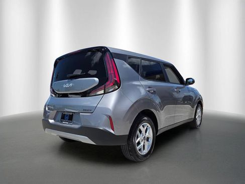 Used 2025 Kia Soul LX FWD image 3