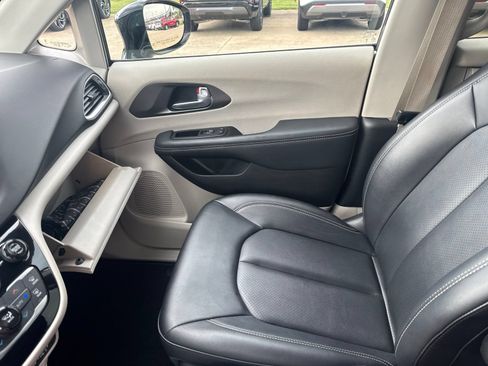 Used 2024 Chrysler Pacifica Touring-L FWD image 22
