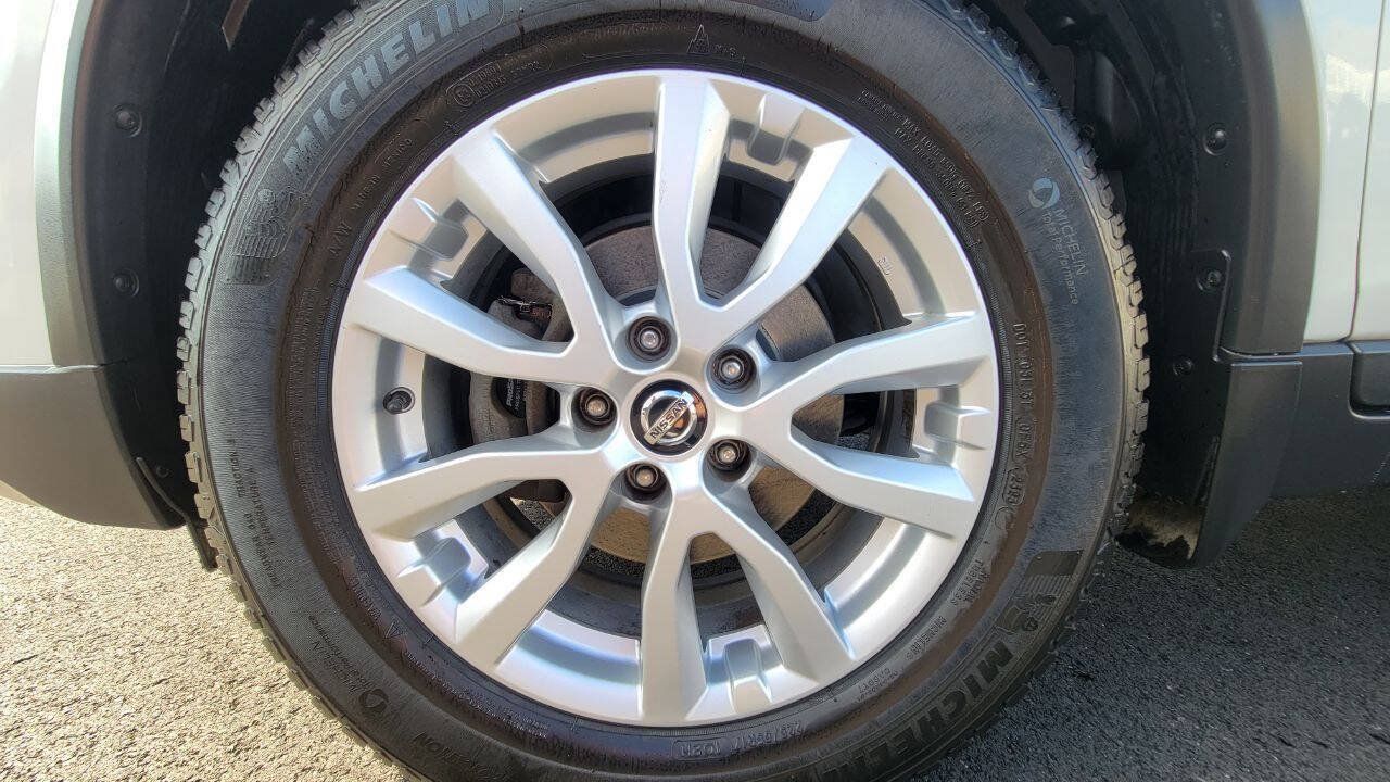 Used 2018 Nissan Rogue SV w/ Premium Package AWD/4WD image 32