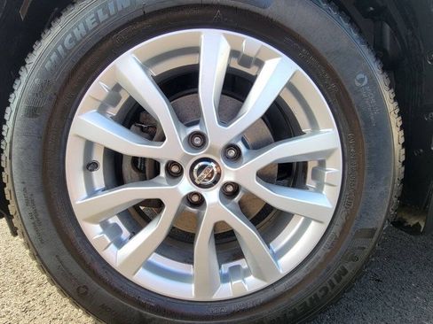 Used 2018 Nissan Rogue SV w/ Premium Package AWD/4WD image 32