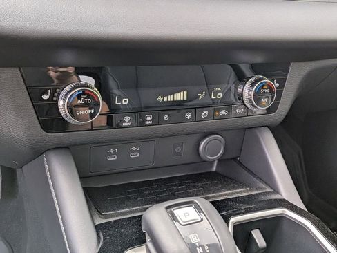 Used 2025 Mitsubishi Outlander SE image 21