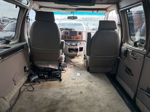 Used 2010 Ford E-150 and Econoline 150 image 15