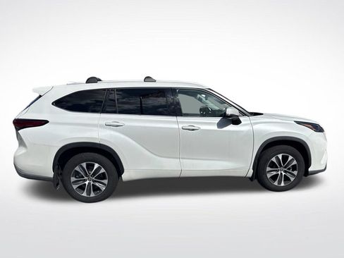 Used 2022 Toyota Highlander XLE AWD/4WD image 8