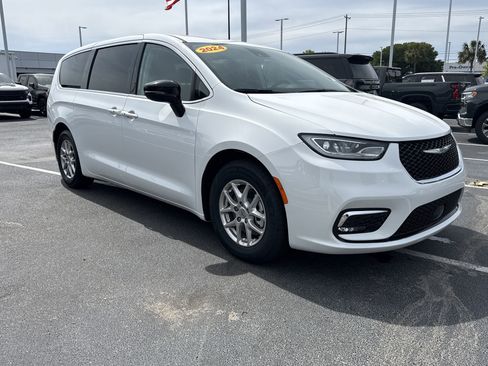 Used 2024 Chrysler Pacifica Touring-L FWD image 28