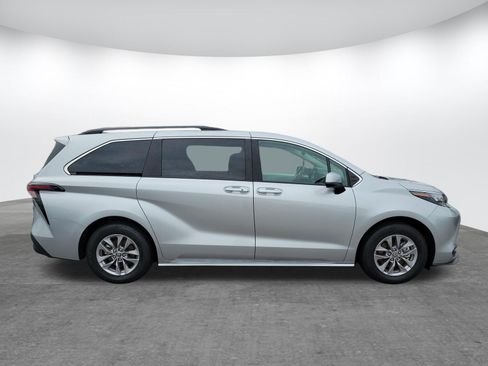 Used 2025 Toyota Sienna LE AWD/4WD image 4