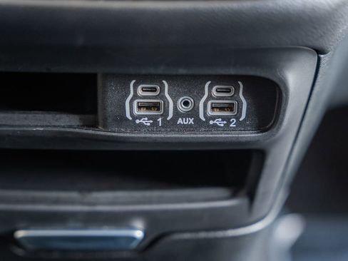 Used 2025 Chrysler Pacifica Select image 29