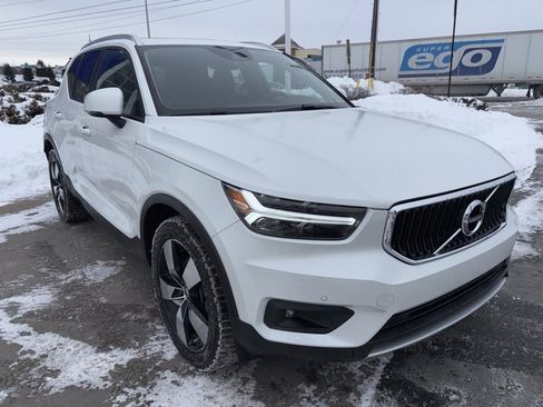 Used 2021 Volvo XC40 T5 Momentum w/ Premium Package image 4