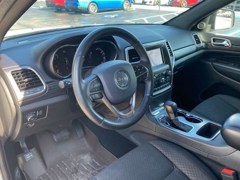 Used 2019 Jeep Grand Cherokee Laredo RWD image 14