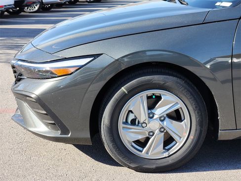 New 2025 Hyundai Elantra SE image 8
