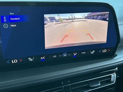 Used 2025 Chevrolet Traverse LT FWD image 15