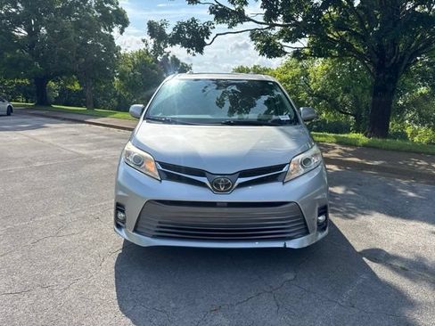 Used 2019 Toyota Sienna XLE FWD image 2