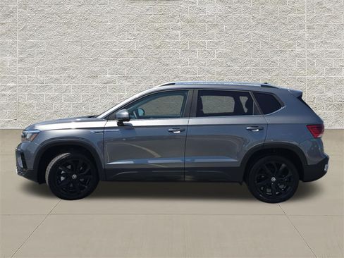 Used 2023 Volkswagen Taos SE w/ Panoramic Sunroof Package FWD image 4