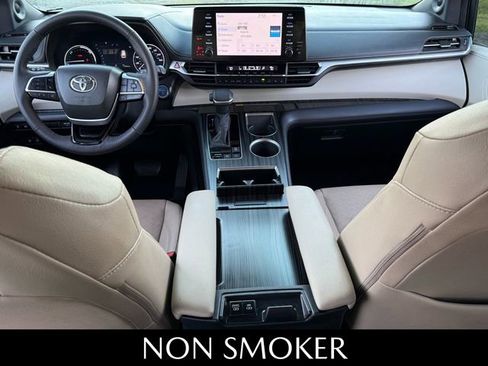 Used 2023 Toyota Sienna Limited image 7